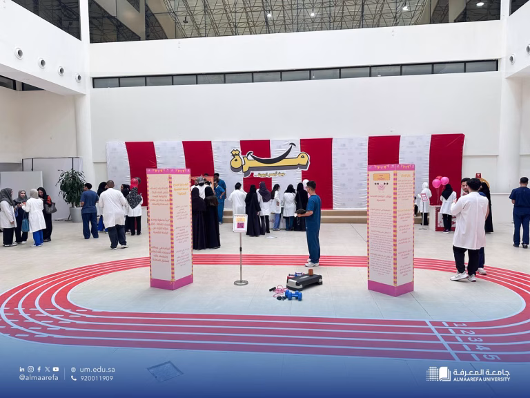 في إطار الأنشطة الطلابية الهادفة إلى تعزيز التفاعل المجتمعي ونشر قيم السعادة وصقل المهارات الإبداعية للطلبة، نظم نادي كبسولة الطلابي في #جامعة_المعرفة فعالية ترفيهية بعنوان: “مسرة .. حيث تُرسم البهجة”.